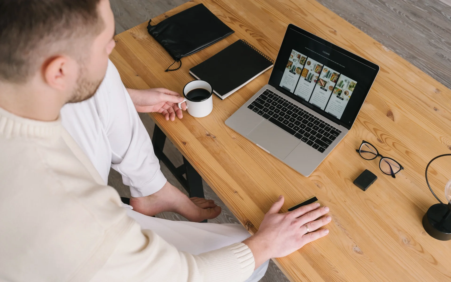 Persona revisando una carta digital en la laptop: caso conceptual de pedidos para restaurante