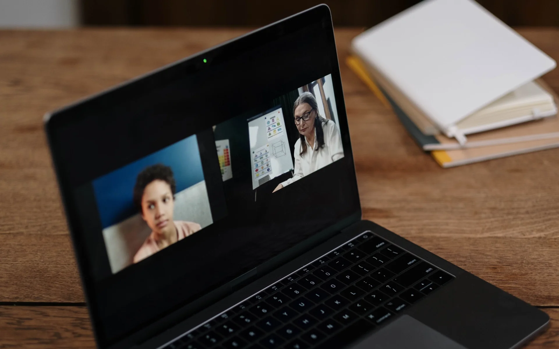 Laptop con una consulta por video en curso: caso conceptual de plataforma de consultas por video