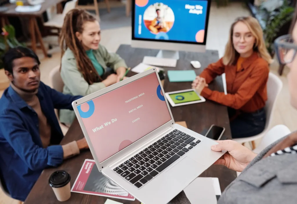 Equipo del estudio revisando en una laptop el diseño de un proyecto digital a la medida