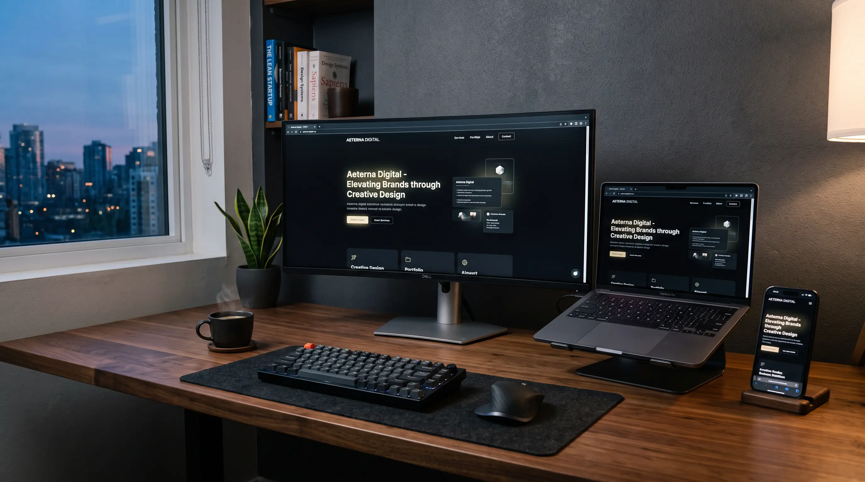 Escritorio con monitor ultrapanorámico, laptop y teléfono mostrando el mismo sitio web en modo oscuro: diseño y desarrollo web adaptable a cada pantalla.