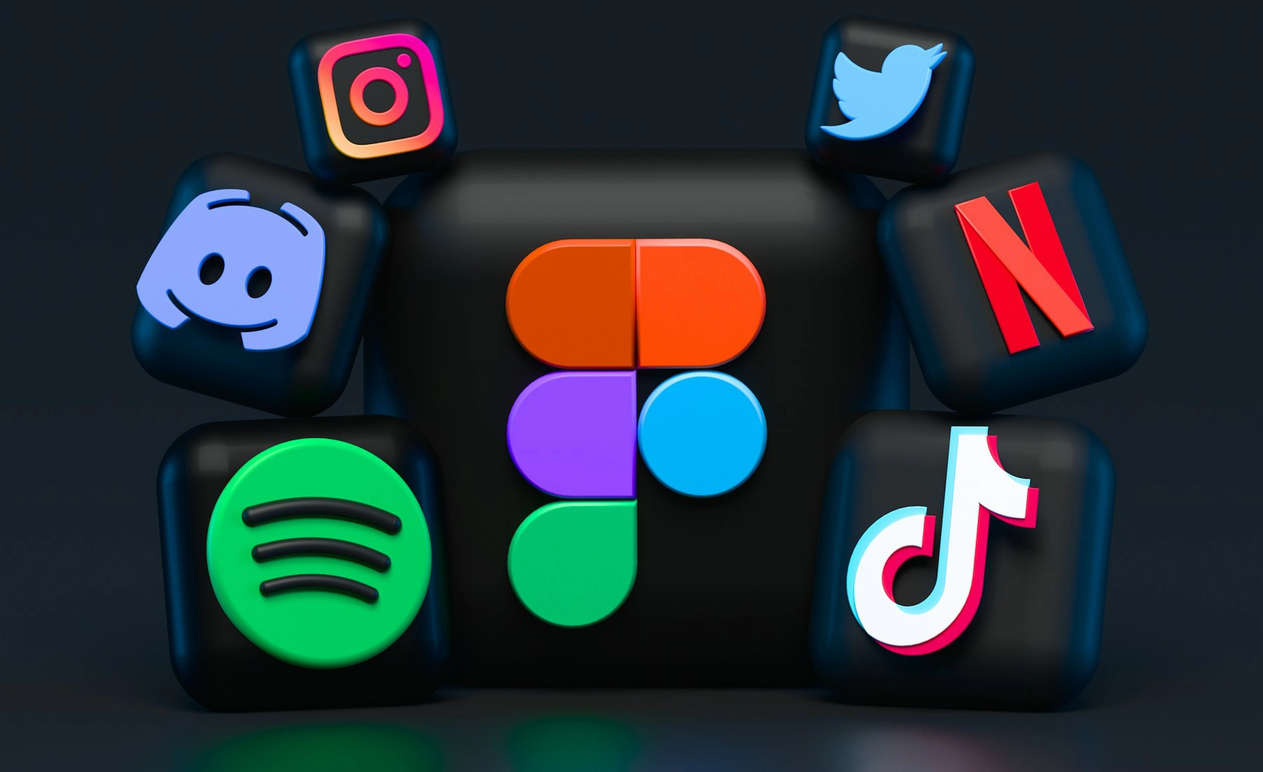 Feed de redes sociales y calendario mensual de publicaciones programadas para marcas